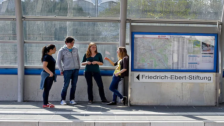 FES Stipendiaten an einem Bahnhof in Berlin